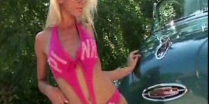 Sexy fille blonde chaude en bikini faisant un lavage de voiture