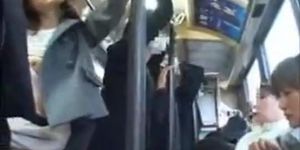 Fille asiatique a des relations sexuelles en public dans un bus bondé