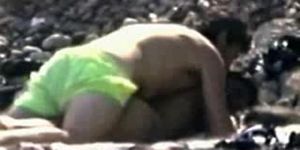 Beach voyeur video: girl giving a blow job