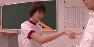 Ondeugende Aziatische geeft hete pijpbeurt aan haar leraar