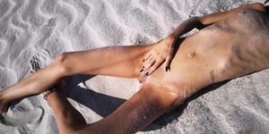 Extraño encuentra una morena pequeña bronceada perfecta en una playa nudista y le da una meada caliente