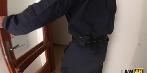 LAW4k. Der Polizist gibt sexy Mädchen die Möglichkeit, die Schulden