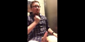 He jerks in public toilett (amateur )