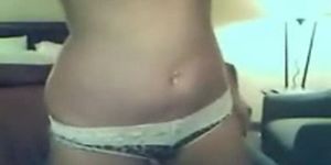 Сексуальная фигуристая индийская девушка NRI перед вебкамерой показывает свои активы (Sexy curvy)