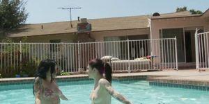 Angel Joanna seduce a lesbianas calientes en la piscina