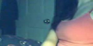 Schattige brunette babe toont tieten op webcam
