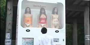 Эти сумасшедшие японцы - торговый автомат с девушкой по продаже напитков