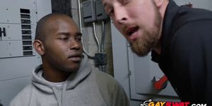 Chocolate thug gets caught and fuck his tight asshole