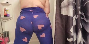 Chubby girl pees in leggings