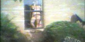 dama desnuda en la ventana