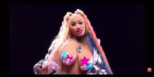 Nicki Minaj Bouncing Her Titties!!!