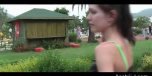 Sexy chicas adolescentes amateur divirtiéndose en vacaciones - vídeo 1