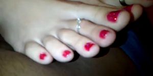 dedos de los pies rojos brillantes blancos adolescentes