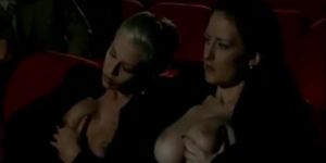 alduterio italiano due ragazze al cinema