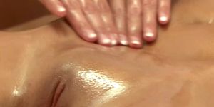 Massage client doigté par masseuse modèle