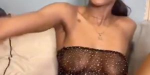 Ebony thot playing with Pussy on Periscope