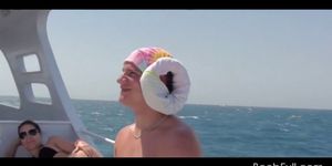 Chicas amateur en traje de baño se divierten en un barco