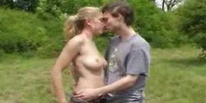 מין בחוץ (hot young couple)