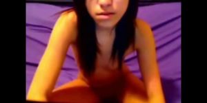 Petite amateur masturbeert op webcam