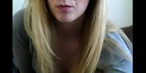 blonde slut camgirl on the couch masturbate
