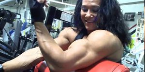 Alina works her erotic veiny muscles in the gym