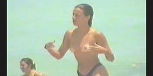 Spycam - plage - fille aux seins nus