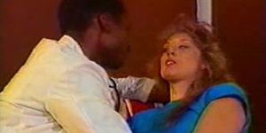 Classic Interracial - Summer Rose recibe un poco de terapia de polla negra.elN (Heather Dawn)