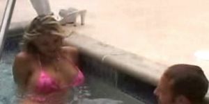 Сексуальная милфа-блондинка в бассейне хочет твердый член