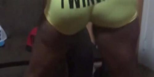 Sexy amateur twerking her juicy bubble butt