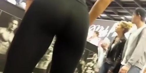 Sexy ass sporty chick in black leggings