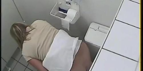Chubby ass is perfectly seen on voeyer toilet video