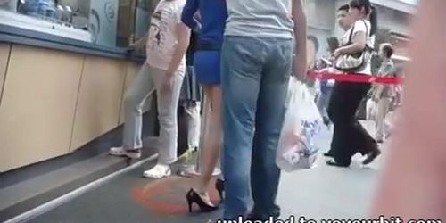 Hottie in miniskirt gets caught in a street candid clip