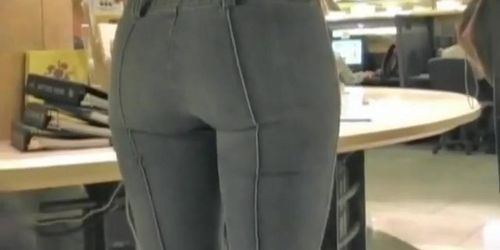 Hot ass in jeans in this street candid video