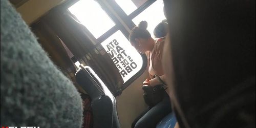Nena se saborea mi paquete en el bus