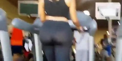 Big butt voyeured while on a treadmill