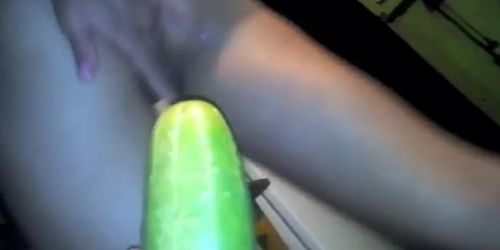 Putita le pide al novio que le meta un pepino en la concha