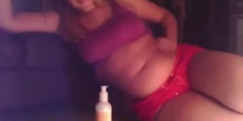 Chubby girl lotion her belly