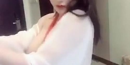 ?? shows her gorgeous body