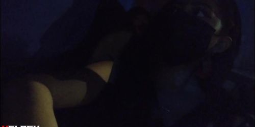 Milf se molesta por arrimones en el hombro