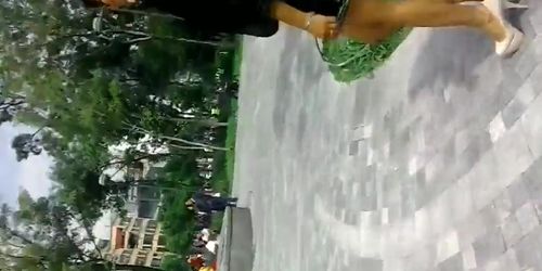Madura puta en minifalda II
