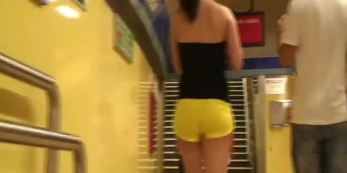 spanish teen candid booty in yellow shorts