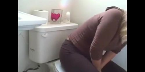 Blonde Toilet farts