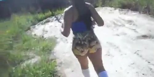 CAMINHADA COM O PLUG NO CU
