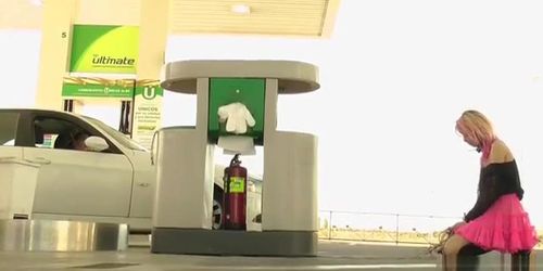 Slut gives full service at gas station