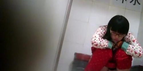 Geeky chinese girl spied while pissing