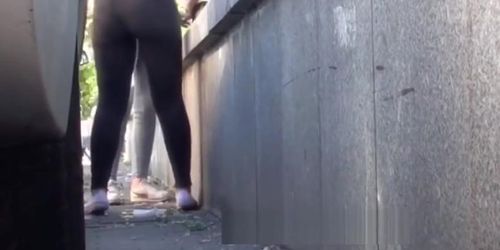 3 girls pissing nehind a van in public (secretly filmed) (Van Damage)