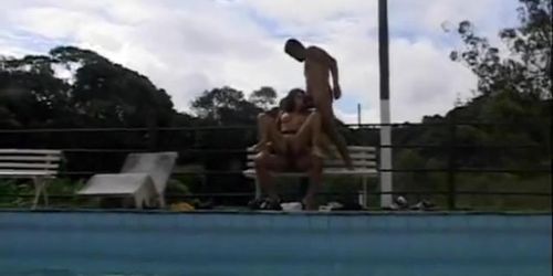 Monica DP x tigrão e loupan na beira da piscina (Monica Mattos)