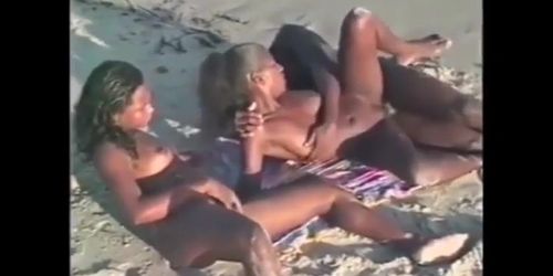 Mulatas rabudas gostosas gemendo e gozando dando a bucetinha e o cusinho na praia