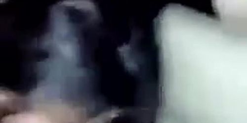 Novia haciendo un rico pete en el auto