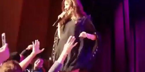 Nancy ajram hot (Julia Hayes)